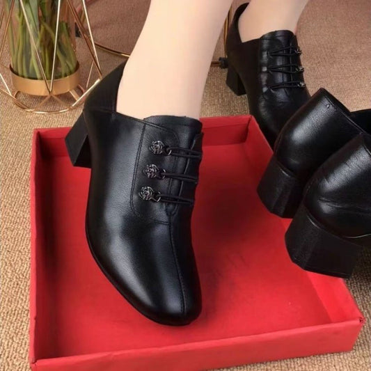 Tacones gruesos con corte profundo