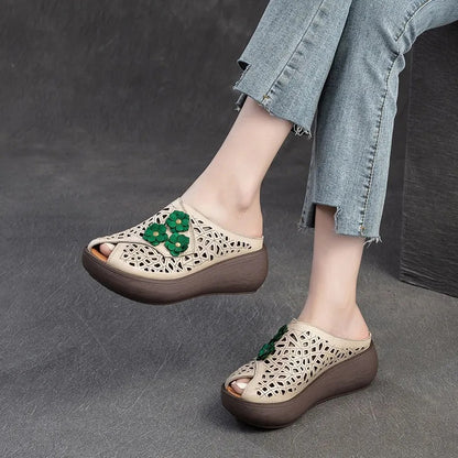 Sandalias con agujeros estampados