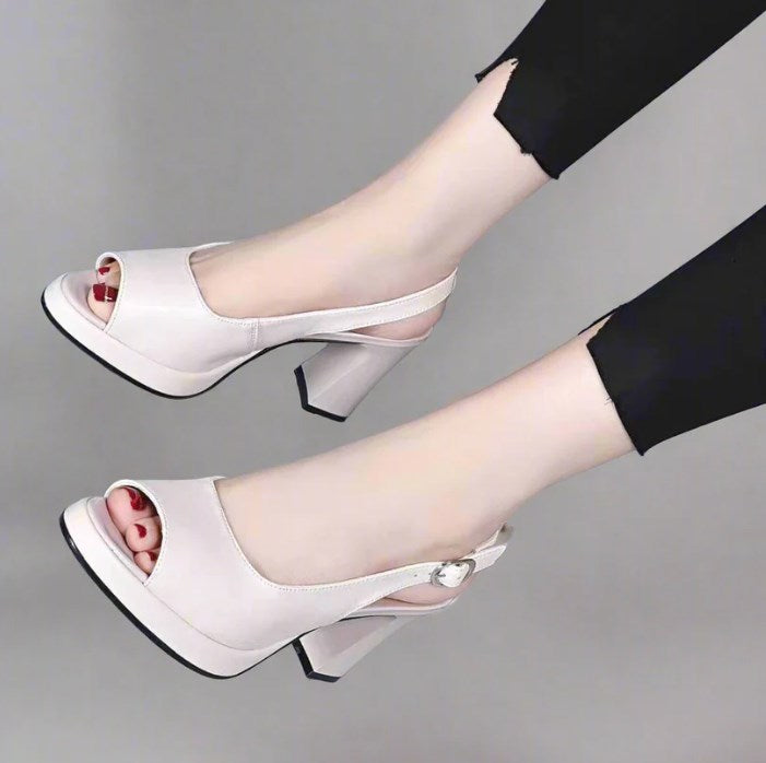 Zapatos de tacón alto con abertura en la puntera