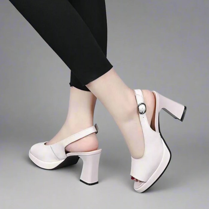 Zapatos de tacón alto con abertura en la puntera