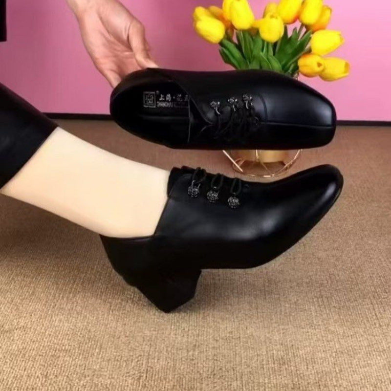 Zapatos de piel de tacón medio suave y corte profundo