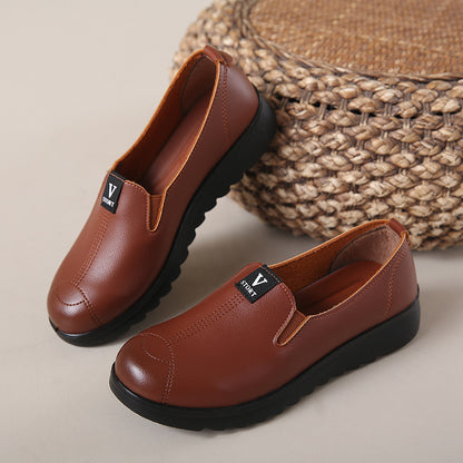 Zapatos nuevos de piel con suela blanda