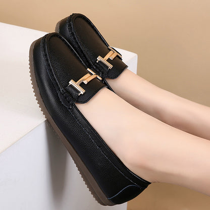 Zapatos sencillos de mujer con suela de goma ligera.