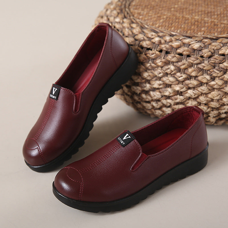 Zapatos nuevos de piel con suela blanda